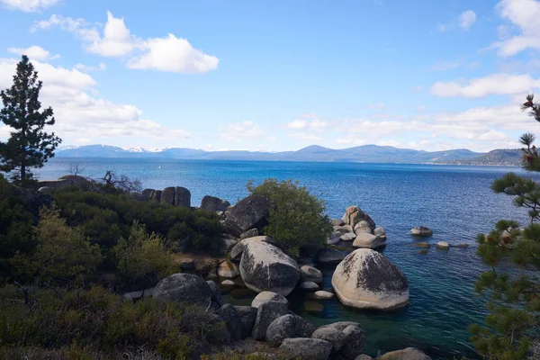 Pedras Saindo Das Águas Com Montanhas Fundo Lago Tahoe — Fotografia de Stock