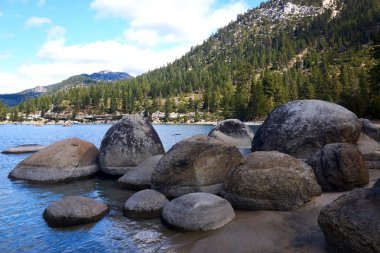 Tahoe Gölü 'ndeki kumsalda büyük granit kayalar.