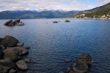 Tahoe Gölü 'ndeki büyük granit kayaları kapatın. Arkasında dağlar olsun..