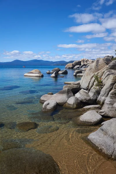 Blue Skys Mountains Background Large Granite Boulders Foreground Shallow Waters — Stock Photo, Image
