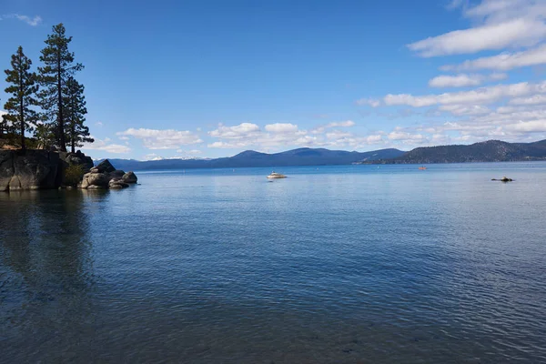 Ciel Bleu Dessus Des Pins Sur Une Corniche Rocheuse Lac — Photo