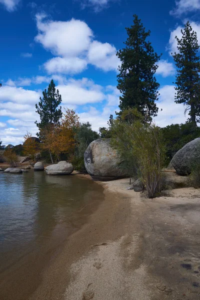 Fall Colrs Blandas Med Tallar Och Granit Block Stranden Sjön — Stockfoto