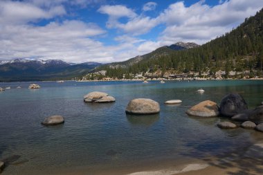 Tahoe Gölü 'ndeki Kum Limanı Eyalet Parkı' nın güzel manzarası.