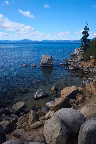 Naturskön Utsikt Över Stenblock Längs Stranden Sjön Tahoe Med Berg — Stockfoto