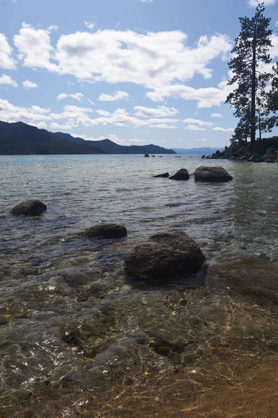 Grandes Rocas Que Alcanzan Pico Fuera Del Agua Largo Las — Foto de Stock