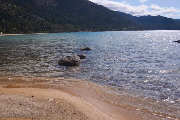 Sandy Beach Touching Water Lake Tahoe Boulders Foreground Mountains Background — Stock Photo, Image