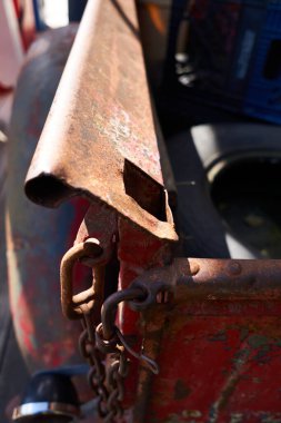 Kamyon yatağında ıvır zıvır olan klasik kırmızı pikap.