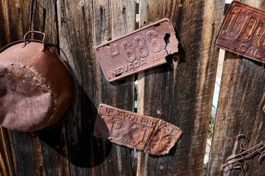 Virginia City, Nevada 'da eski bir tarihi paslı Nevada plakası.