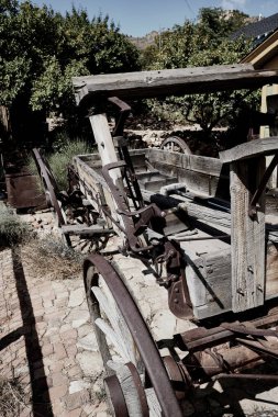 Tahta at arabası konuşulan ahşap tekerlekler çelik ile kaplanmış kayalık terrian üzerinde daha uzun süre yolculuk etmek için