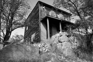 Virginia City, Nevada 'da bir insanın görmeyi beklediği gibi yanında Trump resmi olan eski bir antika araba değil.
