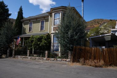 Virginia City, Nevada 'da bir insanın görmeyi beklediği gibi yanında Trump resmi olan eski bir antika araba değil.