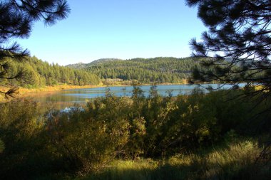Serria Nevada Dağları 'ndaki dağ gölü Sonbahar renkleriyle.
