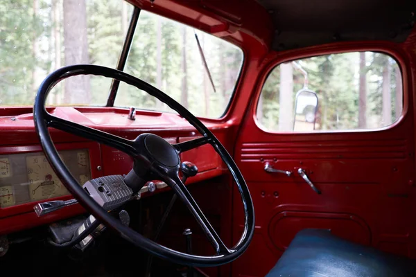 Місці Водіїв Старовинної Пожежної Машини Припаркованої Лісовому Районі Озера Тахо — стокове фото
