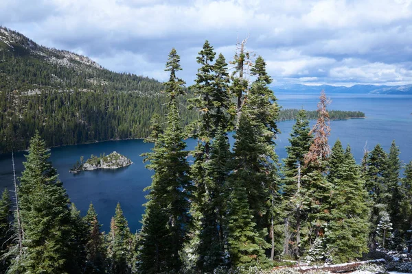 Vista Lago Tahoe Início Queda Árvores Nuvens Montanhas Fundo Paisagem — Fotografia de Stock