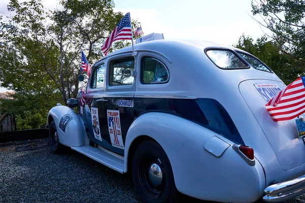 Людина Очікує Побачити Вірджинія Сіті Невада Стара Антикварна Машина Трампом — стокове фото