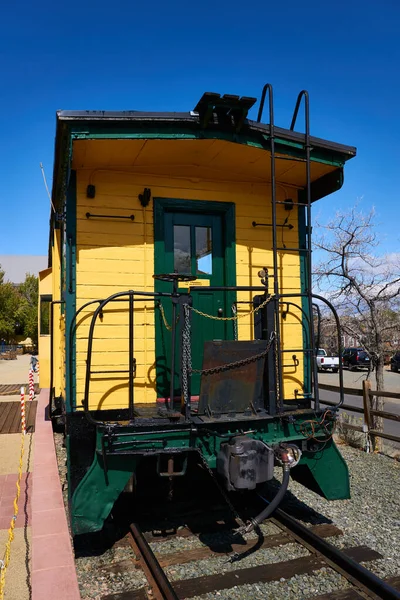 Cabujón Ferrocarril Amarillo Verde Sienta Los Rieles Esperando Que Próximo — Foto de Stock