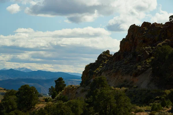 Скелясті Скелі Над Каньйоном Невада Горами Задньому Плані — стокове фото