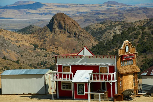 Virginia City, Nevada 'da arkasında dağlar olan bir meyhanenin renkli kırmızı görüntüsü.