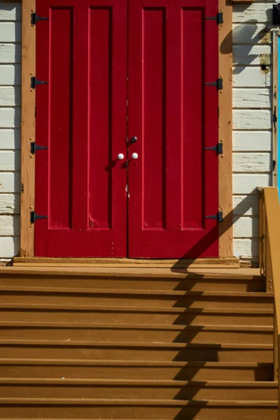 Pasos Que Conducen Una Puerta Roja Edificio Histórico — Foto de Stock