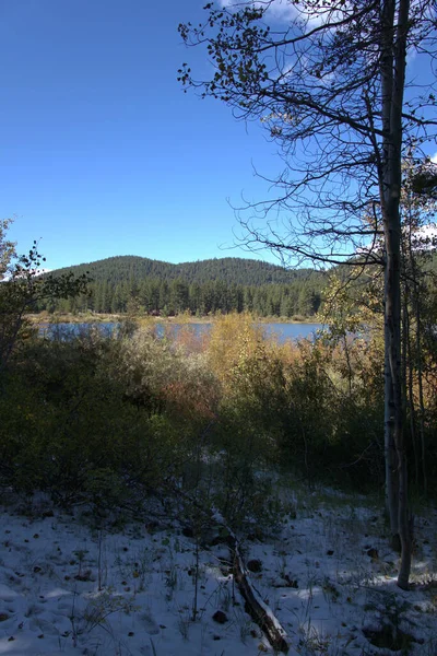 Nieve Ligera Sendero Largo Lago Montaña Principios Otoño —  Fotos de Stock