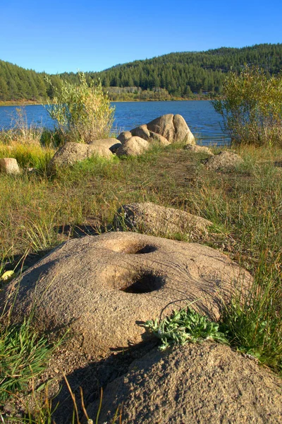 花岗岩的孔洞是由游牧民族 砂浆和石灰 用来研磨松果 橡果和其他坚果的 — 图库照片
