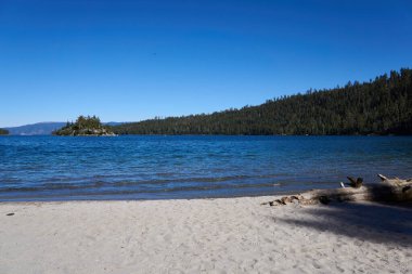 Zümrüt Noktasındaki Ada