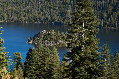 Tahoe Gölü 'ndeki Emerald Körfezi' nde bir adada çay evi.