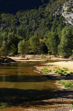  Yosemite Vadisi 'ndeki Merced River. Vadinin batı ucundaki buzulların ötesinde nehir sarp Merced Nehri Kanyonu 'ndan akar..