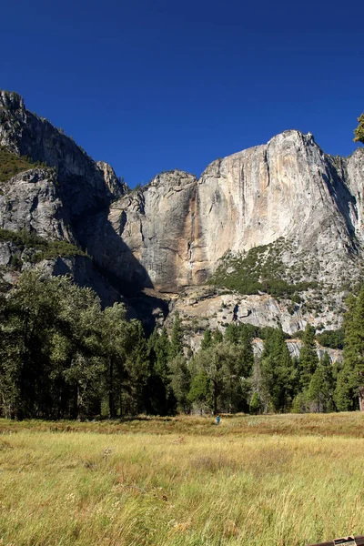 Cachoeira Yosemite Vista Prado Colorido Montanha — Fotografia de Stock