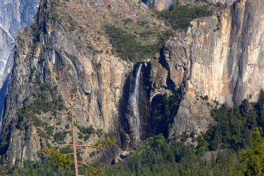 Tünel Manzarası Yosemite Vadisi 'nin en ünlü manzaralarından birini sunuyor. Buradan El Capitan ve Bridalveil Fall' ın Yosemite Vadisi 'nden yükselişini görebilirsiniz. Arka planda Half Dome var..