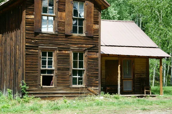 これらのロシアの山の小屋だけが話すことができれば — ストック写真