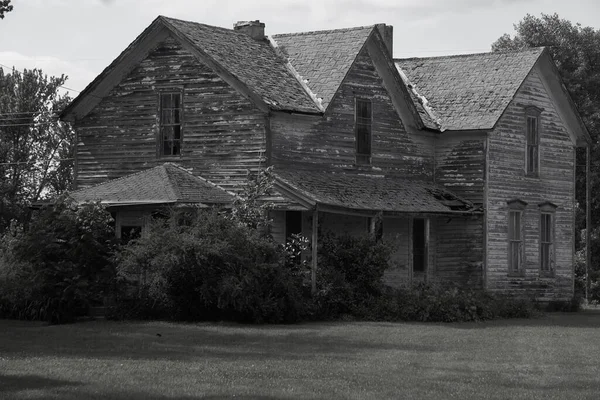 被遗弃的农舍逐渐远离黑白元素的侵蚀 — 图库照片