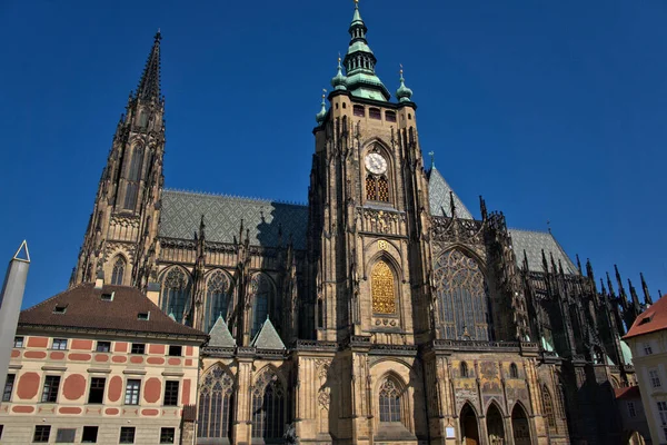 Los Edificios Arquitectura Praga Son Impresionantes Fachadas Pintadas Esculturas Intrincadas — Foto de Stock