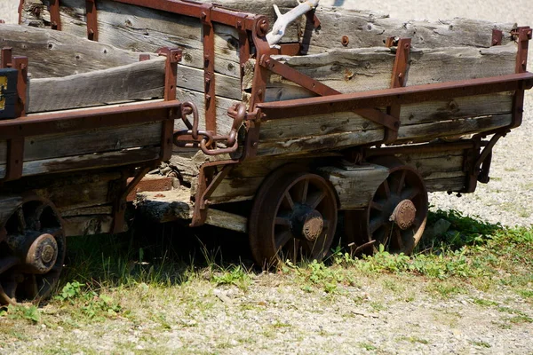 Carros Mineral Madera Exhibición Fuera Una Mina Trabajo — Foto de Stock