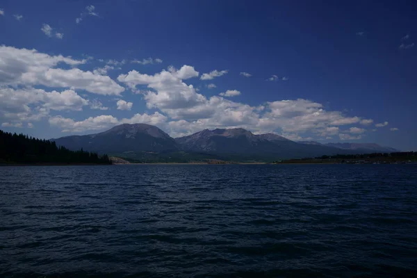 Paisaje Montaña Través Lago Con Nubes Hinchadas Blancas Sobre Cabeza — Foto de Stock