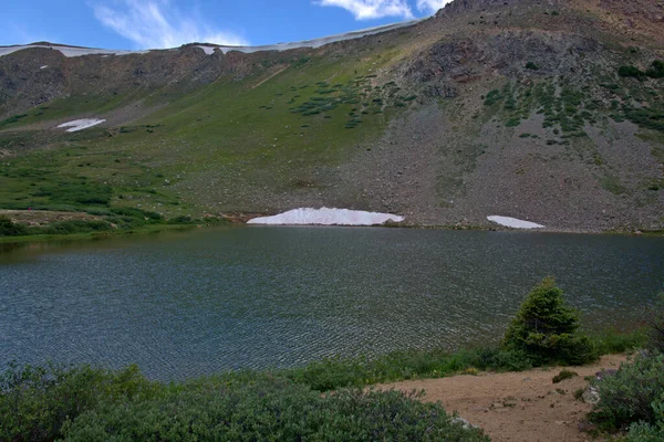7月中旬 科罗拉多州洛弗兰山口湖畔的白雪飘扬 — 图库照片