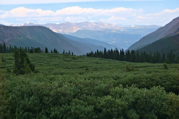 山脉的草甸通向山谷 然后一直延伸到后面的山峰 — 图库照片