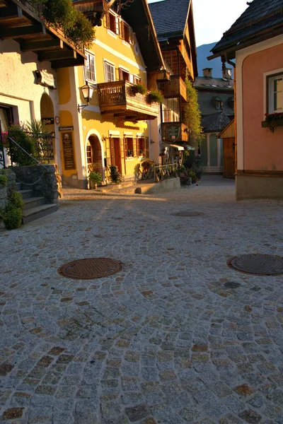 Wczesne Światło Słoneczne Świeci Się Zabytkowej Miejscowości Hallstatt Austria — Zdjęcie stockowe