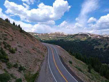 Dağ geçidi boyunca uzanan yol renkli gökyüzü ile dolu.