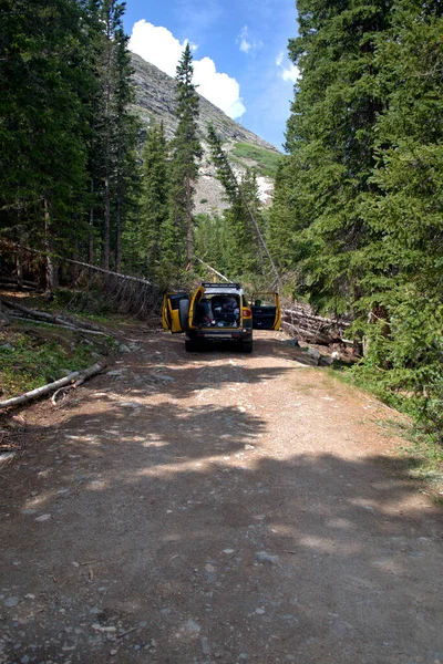 Caminhão Estacionado Uma Estrada Montanha Enquanto Descarrega Suprimentos Acampamento — Fotografia de Stock