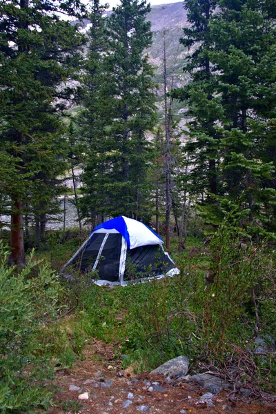 Tenda Blu Bianca Piantata Nelle Suggestive Montagne Rocciose — Foto Stock