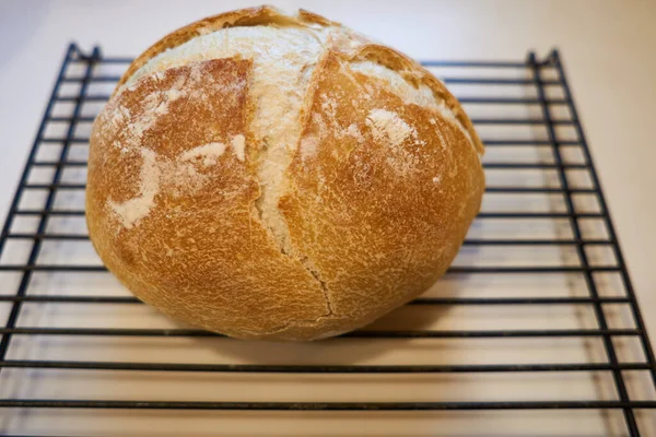 ソース生地冷却ラック上のオーブンから新鮮なパン — ストック写真
