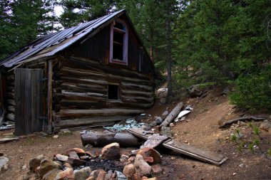 Colorado 'nun Rocky Dağları' nda terk edilmiş bir maden kulübesinin yakınında.