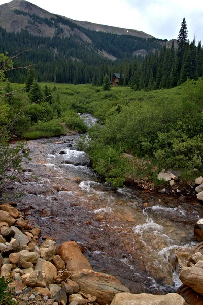 Ruisseau Sinueux Travers Une Prairie Montagne Avec Une Cabane Rondins — Photo