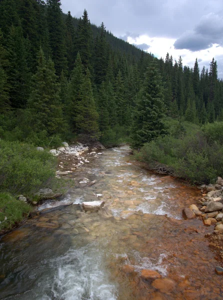 Mineral Água Colorida Que Flui Através Das Montanhas Rochosas Com — Fotografia de Stock