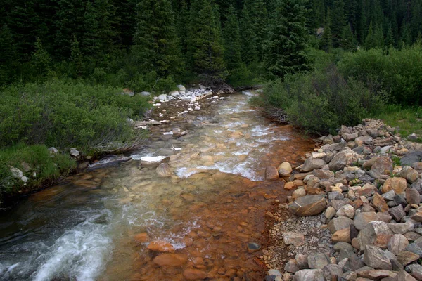 Corriente Montaña Que Fluye Través Las Rocas Cargadas Minerales Minería — Foto de Stock