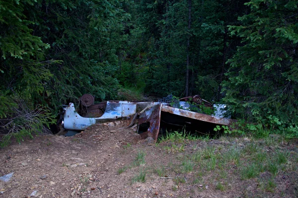 Vieux Châssis Voiture Rouillé Envers Long Sentier Montagne Escarpé — Photo