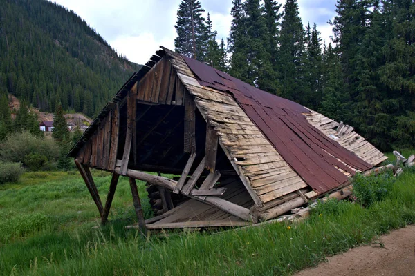 嵐の年から山の牧草地に横たわっている古い納屋の屋根 — ストック写真