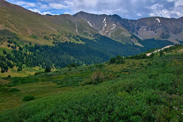 Nuvoloso Cielo Nuvoloso Sopra Cime Delle Montagne Erba Verde Nelle — Foto Stock