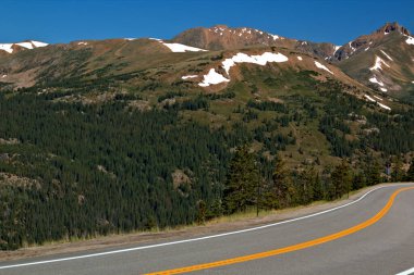 Colorado 'daki Vail Geçidi' ndeki yüksek dağ zirveleri